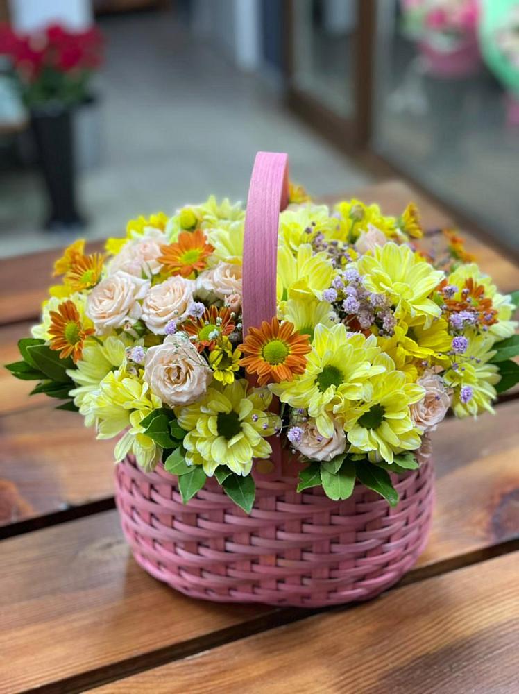 Цветочная композиция из Хризантемы и Розы в корзине в Клементьево