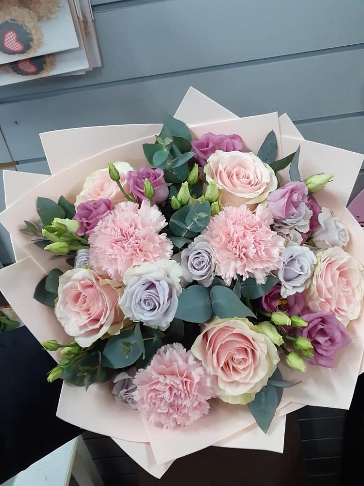 Букет цветов из: Розы, Гвоздики и Лизиантусы в Клементьево